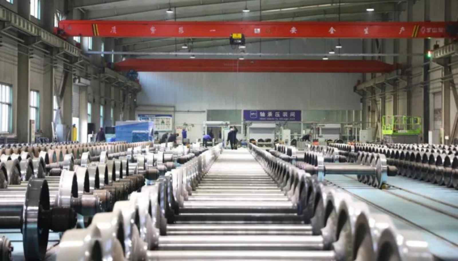 Pourquoi les trains utilisent-ils des roues en acier tandis que les voitures utilisent des pneus en caoutchouc?